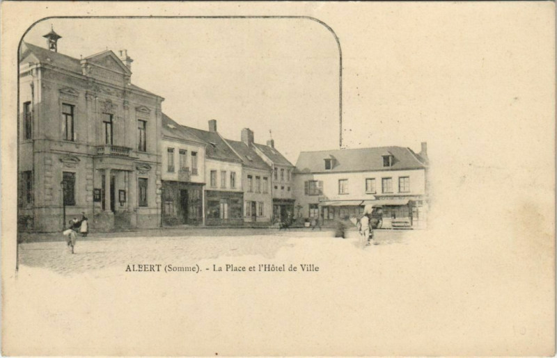 Carte postale ancienne Albert Place et Hotel de Ville à Albert