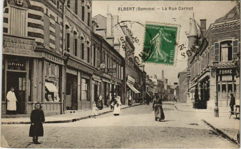 Carte postale ancienne Albert Rue Carnot à Albert