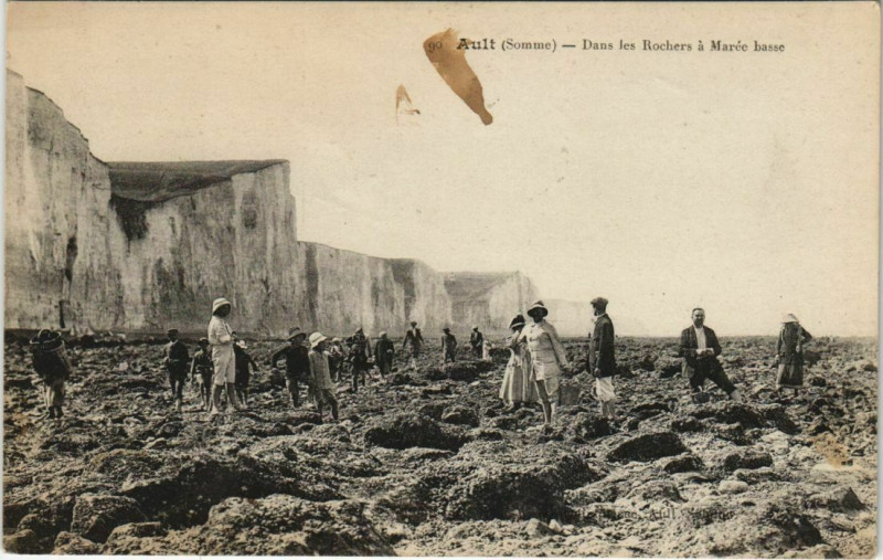 Carte postale ancienne Ault Dans les Rochers a marée basse à Ault