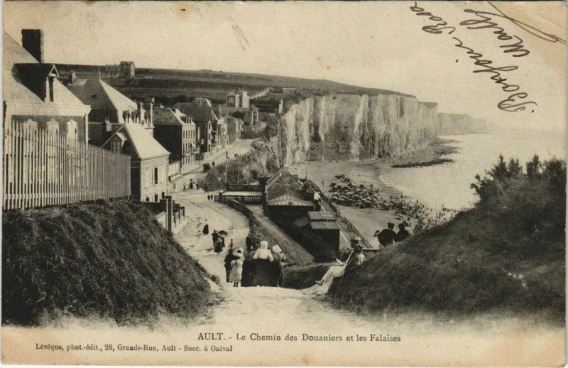 Carte postale ancienne Ault Chemin des Douaniers et les Falaises à Ault