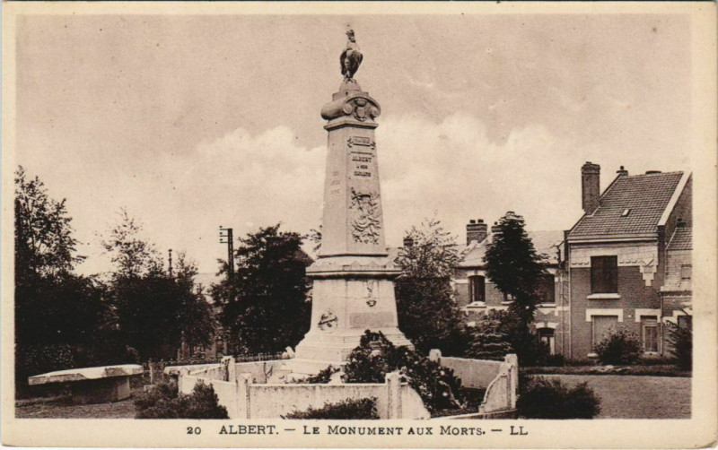 Carte postale ancienne Albert Le Monument aux Morts à Albert