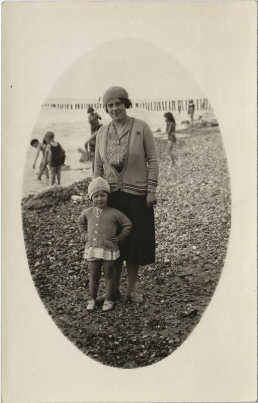 Carte postale ancienne Carte photo Ault mother with girl sur la Plage à Ault