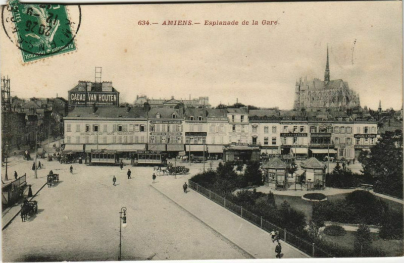 Carte postale ancienne Amiens Esplanade de la Gare à Amiens