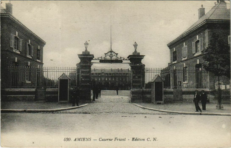 Carte postale ancienne Amiens Caserne Friant à Amiens