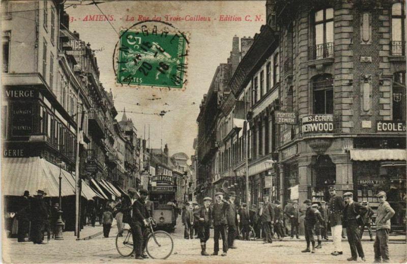 Carte postale ancienne Amiens Rue des Trois Cailloux Tramway à Amiens