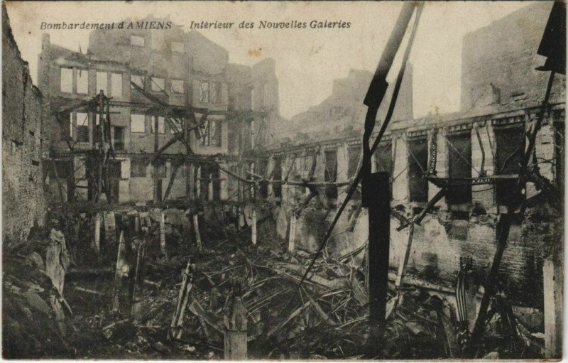 Carte postale ancienne Guerre Amiens Intérieur des Nouvelles Galeries à Amiens