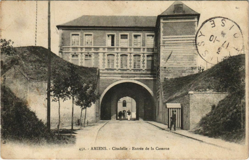 Carte postale ancienne Amiens Citadelle Entrée de la Caserne à Amiens