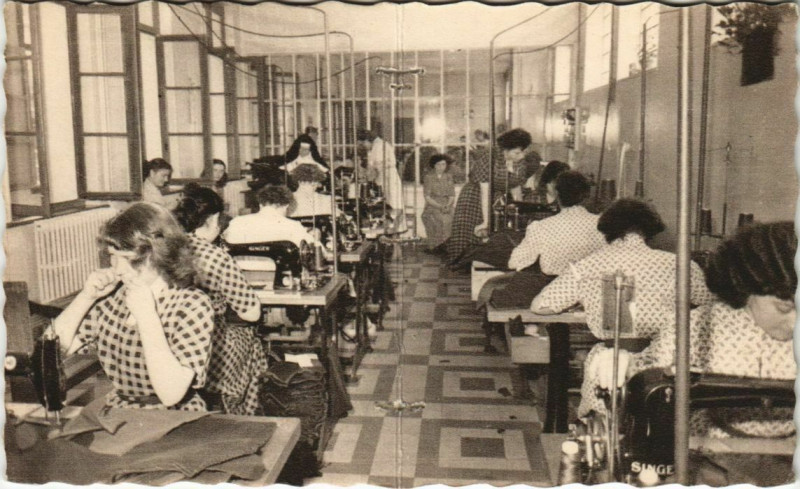 Carte postale ancienne Bon Pasteur Amiens Ateliers confections à Amiens