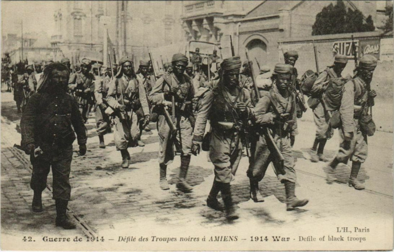 Carte postale ancienne Guerre Amiens Défilé des troupes noires à Amiens