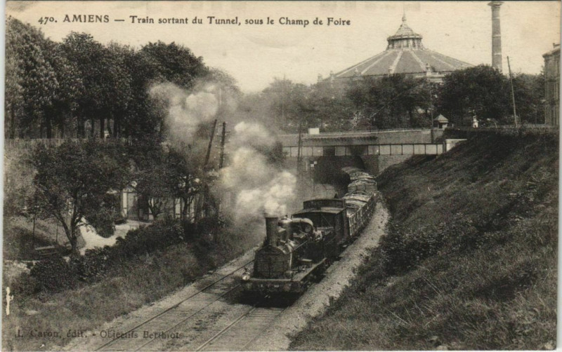 Carte postale ancienne Amiens Train sortant du Tnnel à Amiens