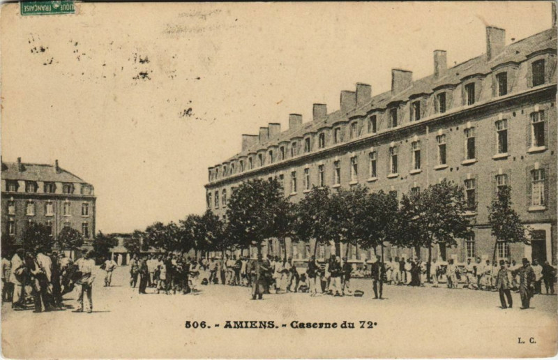 Carte postale ancienne Amiens Caserne du 72e à Amiens
