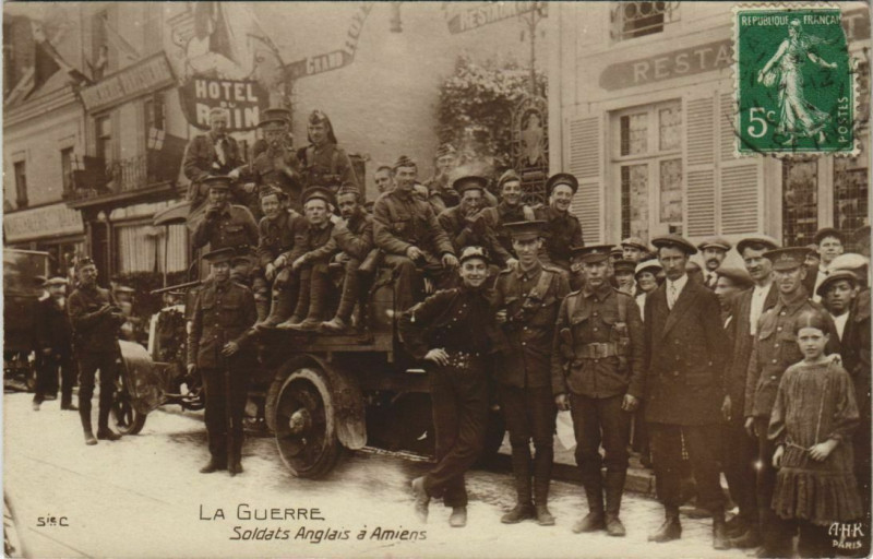 Carte postale ancienne Guerre Amiens soldat Anglais à Amiens
