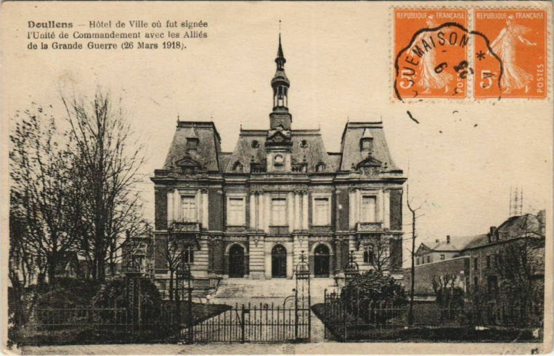 Carte postale ancienne Doullens Hotel de Ville à Doullens