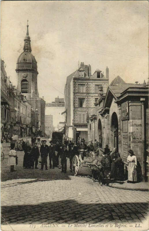 Carte postale ancienne Amiens Marché Lanselles et le Beffroi à Amiens