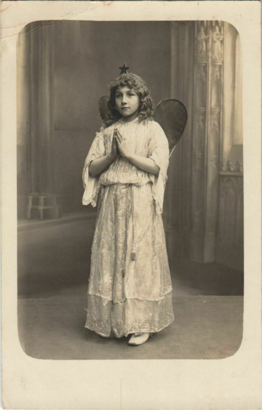 Carte postale ancienne Carte photo Amiens petite fille comme une ange à Amiens