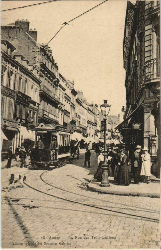 Carte postale ancienne Amiens Rue des Trois Cailloux Tramway à Amiens