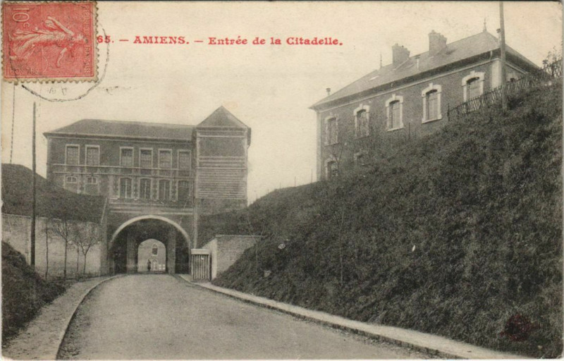 Carte postale ancienne Amiens Entrée de la Citadelle à Amiens