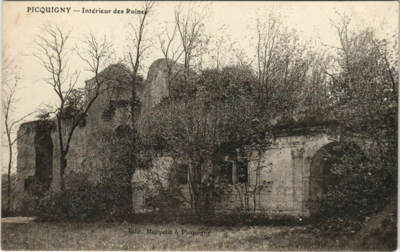 Carte postale ancienne Picquigny Intérieur des Ruines à Picquigny