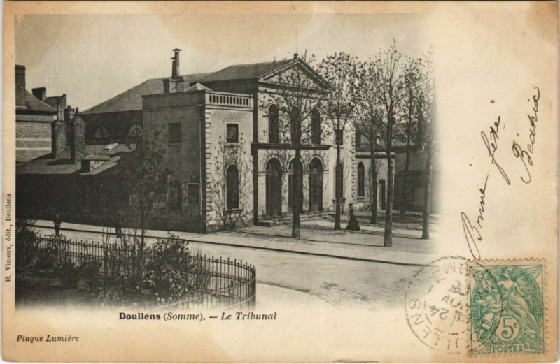 Carte postale ancienne Doullens Le Tribunal à Doullens