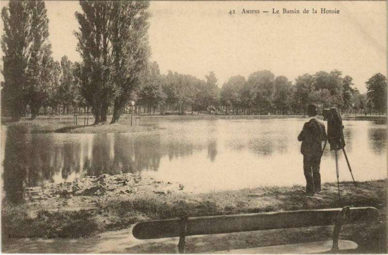 Carte postale ancienne Amiens Bassin de la Hotoie à Amiens