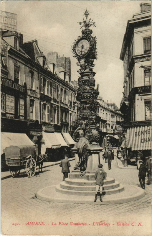 Carte postale ancienne Amiens Place Gambetta Horloge à Amiens