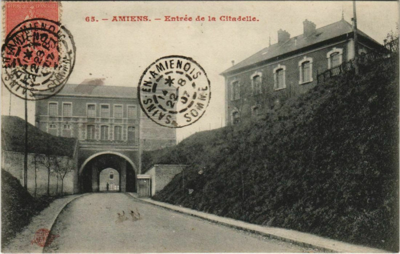 Carte postale ancienne Amiens Entrée de la Citadelle à Amiens