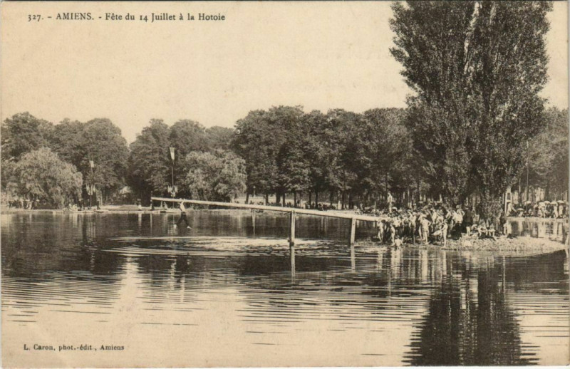Carte postale ancienne Amiens Fete du 14 Juillet a la Hotoie à Amiens