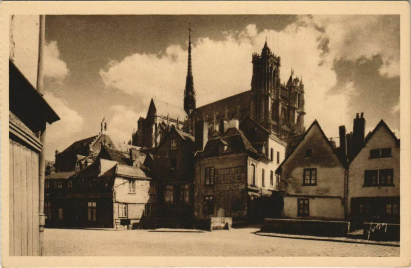 Carte postale ancienne La Cathédrale Amiens Place des Huchers à Amiens