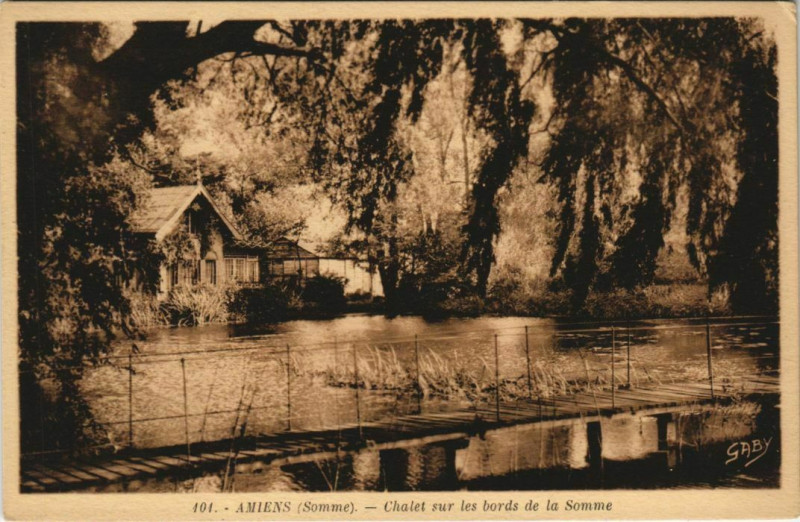 Carte postale ancienne Amiens Chalet Sur les Bords de la Somme à Amiens
