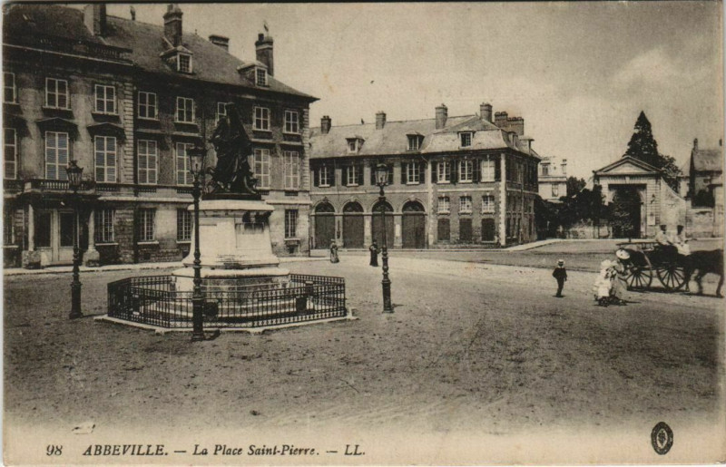 Carte postale ancienne Abbeville Place Saint-Pierre à Abbeville