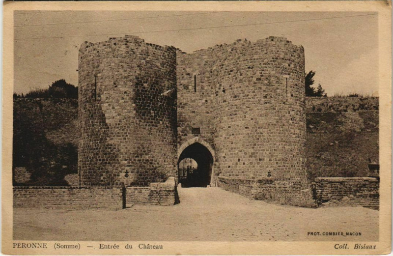 Carte postale ancienne Peronne Entrée du Chateau à Péronne