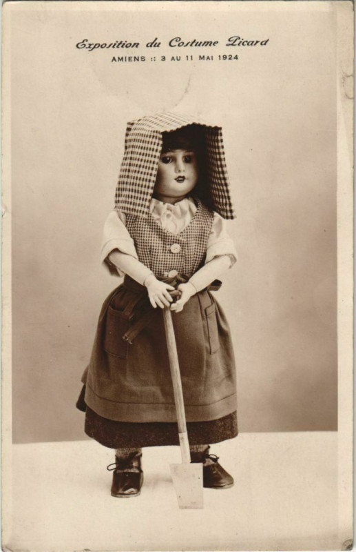 Carte postale ancienne Carte photo Amiens Expo du Costume Picard poupette à Amiens