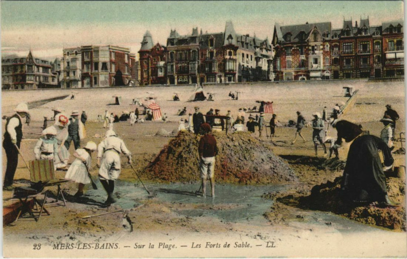 Carte postale ancienne Mers-les-Bains Sur la Plage Forts de Sable à Mers-les-Bains
