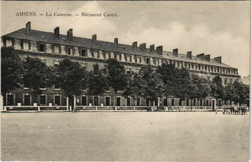 Carte postale ancienne Amiens La Caserne Batiment Castri à Amiens