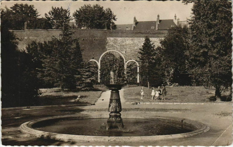 Carte postale ancienne Albert jardin public à Albert