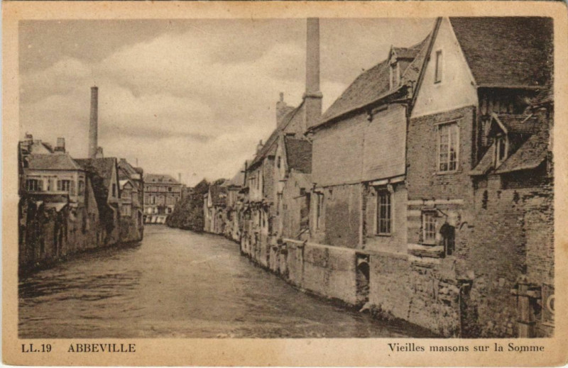 Carte postale ancienne Abbeville Vieilles Maisons sur la Somme à Abbeville
