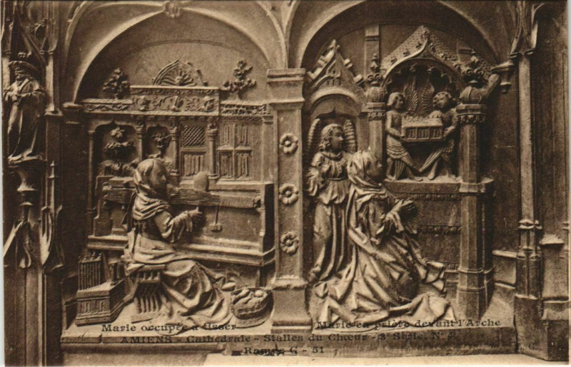 Carte postale ancienne La Cathédrale Amiens Stalles du Choeur à Amiens