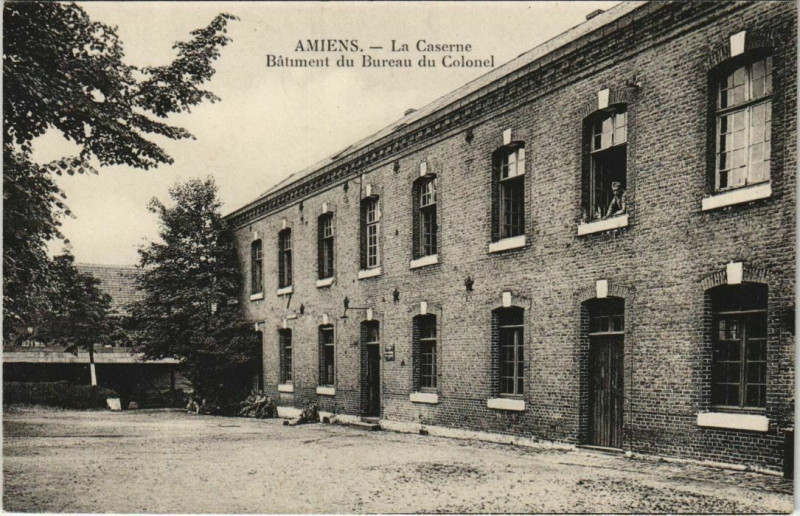 Carte postale ancienne Amiens La Caserne Batiment du Bureau du Colonel à Amiens