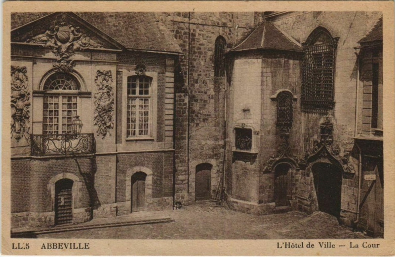 Carte postale ancienne Abbeville Hotel de Ville La Cour à Abbeville
