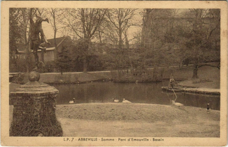 Carte postale ancienne Abbeville Parc d'Emouville Bassin à Abbeville