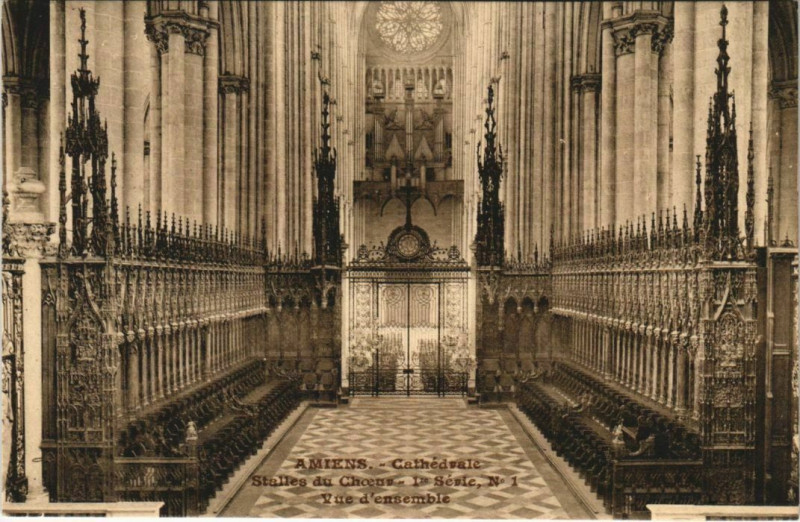 Carte postale ancienne La Cathédrale Amiens Stalles du Choeur à Amiens