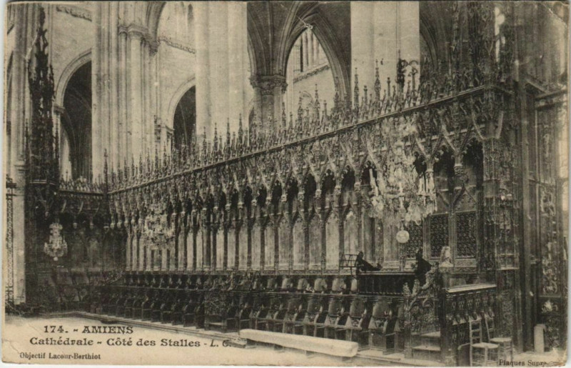 Carte postale ancienne La Cathédrale Amiens Stalles du Choeur à Amiens