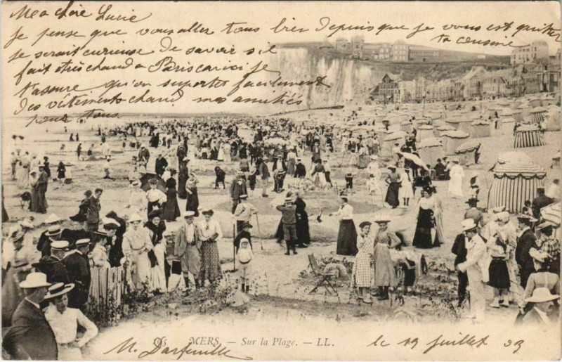 Carte postale ancienne Mers-les-Bains Sur la Plage à Mers-les-Bains