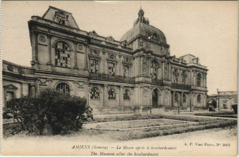 Carte postale ancienne Guerre Amiens Le Musée apres le bombardement à Amiens