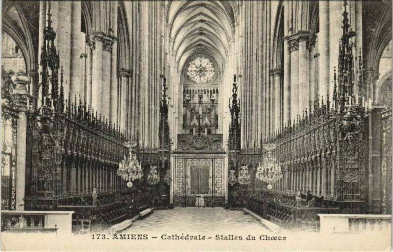 Carte postale ancienne La Cathédrale Amiens Stalles du Choeur à Amiens