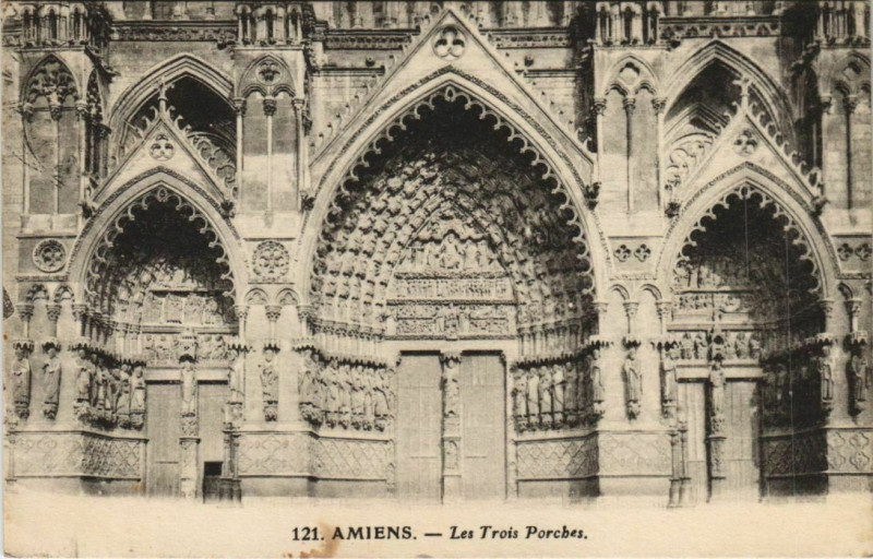 Carte postale ancienne La Cathédrale Amiens Trois Porches à Amiens