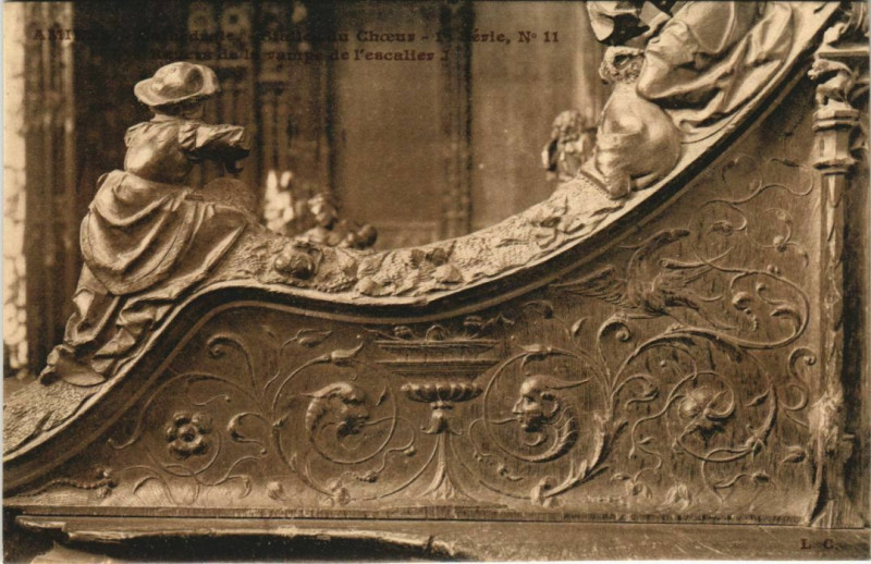 Carte postale ancienne La Cathédrale Amiens Stalles du Choeur Rampe de l'escalier à Amiens