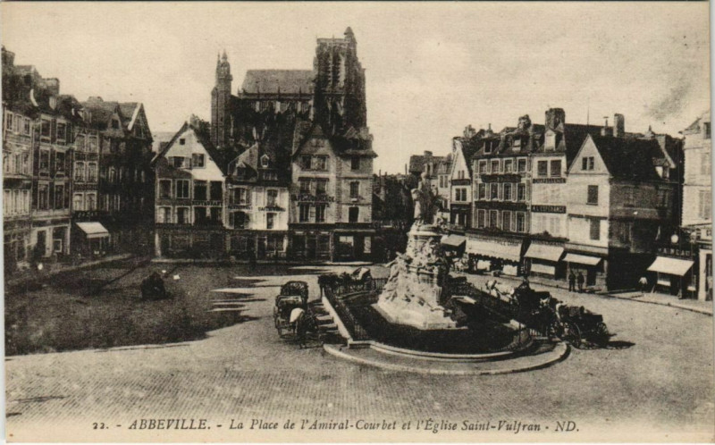 Carte postale ancienne Abbeville Place de l'Amiral Courbet à Abbeville