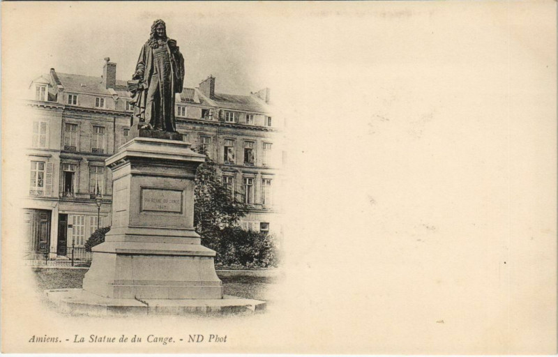 Carte postale ancienne Amiens Statue de du Cange à Amiens