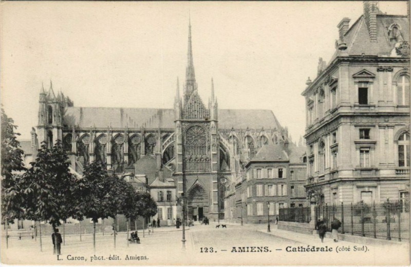 Carte postale ancienne La Cathédrale Amiens à Amiens